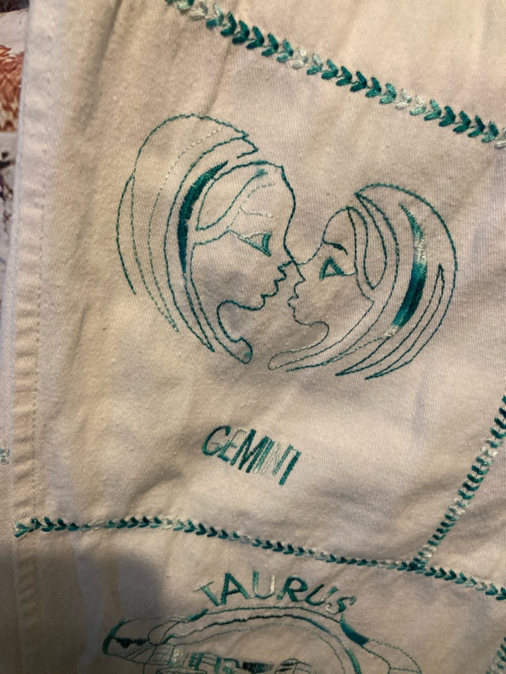 Urban Outfitters Cream Capris with Teal Graphic Print - Picture 11 of 11